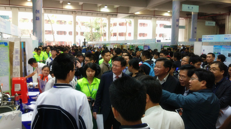 广东省委常委、统战部部长林雄视察了我校科技发明类项目_副本.jpg 广东省委常委、统战部部长林雄视察了我校科技发明类项目_副本.jpg