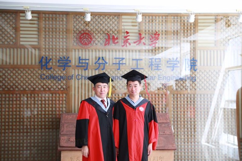 北大化学与分子工程学院党委书记刘虎威教授授予硕士研究生学位_副本.jpg 北大化学与分子工程学院党委书记刘虎威教授授予硕士研究生学位_副本.jpg