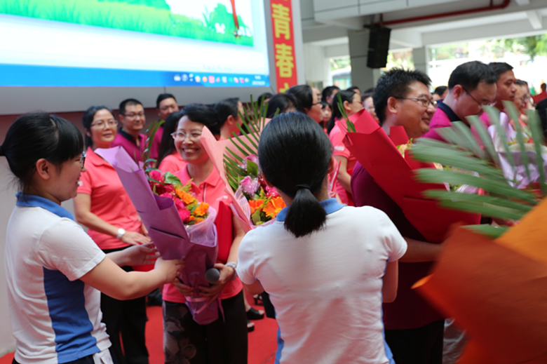 1学生献花3.jpg 1学生献花3.jpg