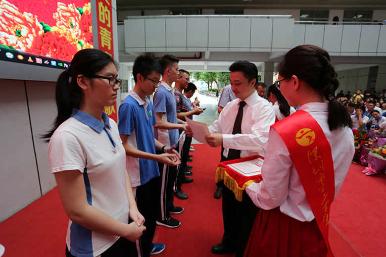 1优秀毕业生颁奖2.jpg 1优秀毕业生颁奖2.jpg