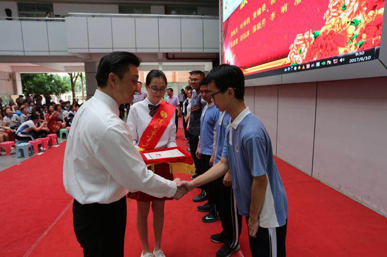 2颁奖.jpg 2颁奖.jpg