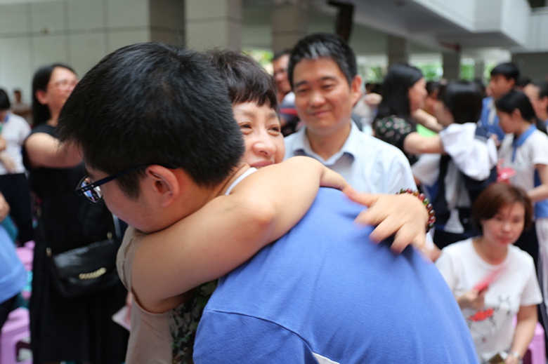 1与父母深情拥抱3.jpg 1与父母深情拥抱3.jpg