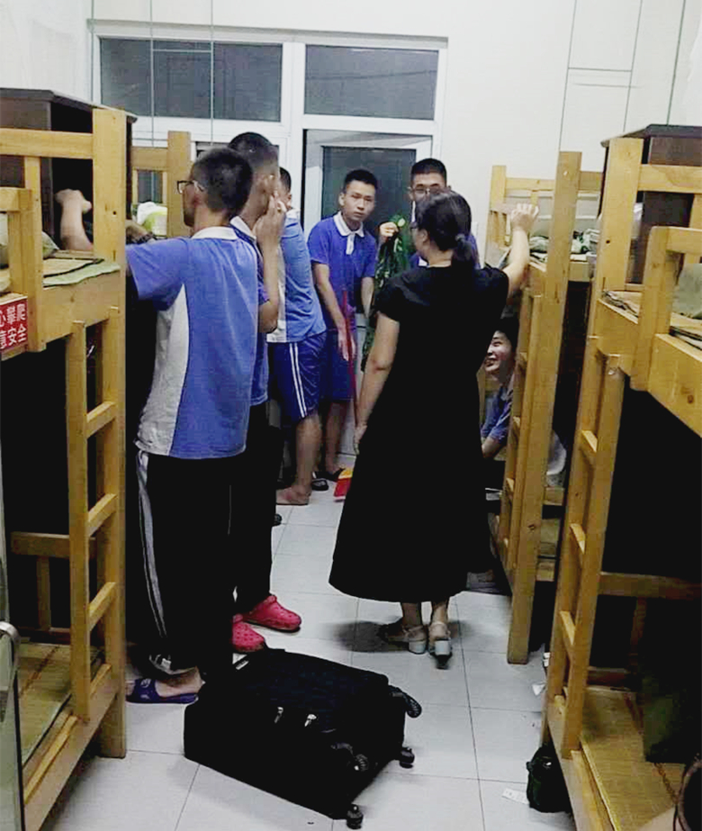 班主任走访宿舍 (2).jpg 班主任走访宿舍 (2).jpg