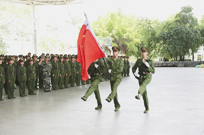 军姿飒爽迎视察.jpg 军姿飒爽迎视察.jpg