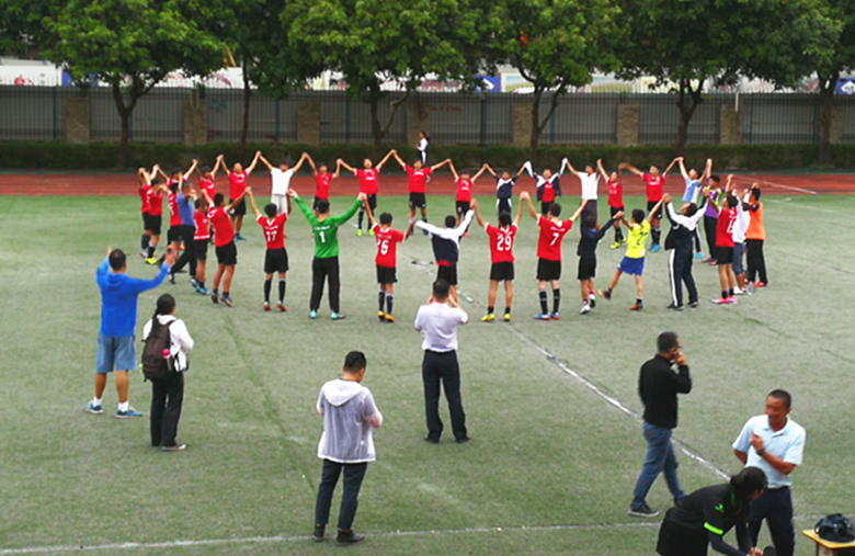 半决赛艰难战胜育才二中,球队所有队员一同庆祝,高喊二实必胜.jpg 半决赛艰难战胜育才二中,球队所有队员一同庆祝,高喊二实必胜.jpg