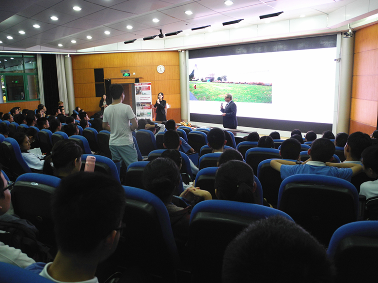 讲座现场 _副本.jpg 讲座现场 _副本.jpg