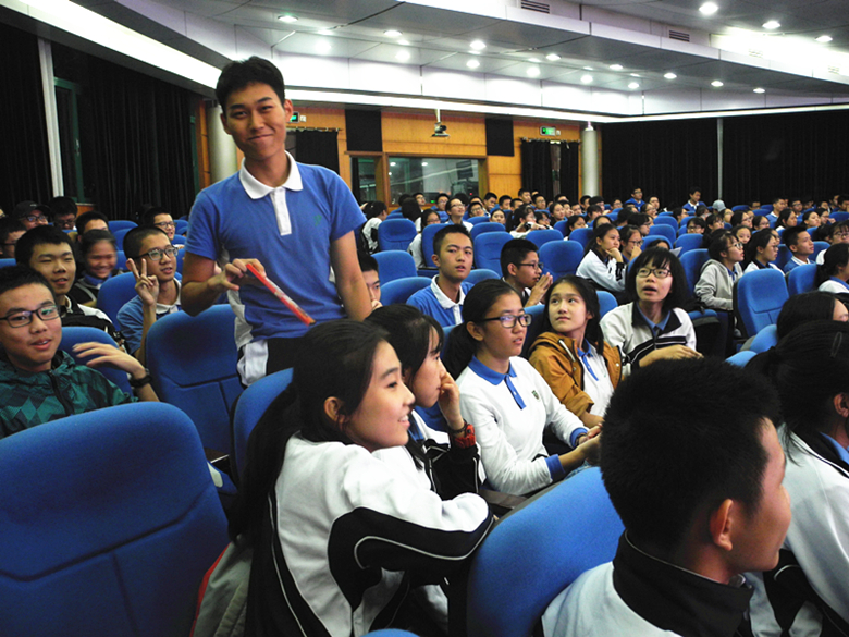 拿到奖品很高兴_副本.jpg 拿到奖品很高兴_副本.jpg