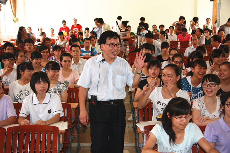 黄云老师给广西扶绥中学高三学生授课合影.jpg 黄云老师给广西扶绥中学高三学生授课合影.jpg