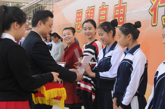 鲁江校长为我校舞蹈团学生颁奖.jpg 鲁江校长为我校舞蹈团学生颁奖.jpg