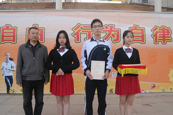 冯大学副校长与获奖学生合影留念.jpg 冯大学副校长与获奖学生合影留念.jpg