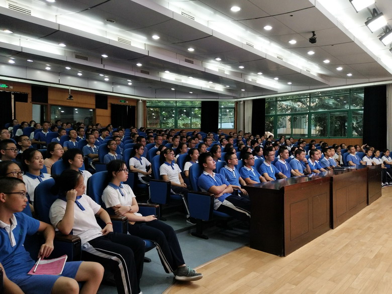 高一学子认真聆听讲座.jpg 高一学子认真聆听讲座.jpg