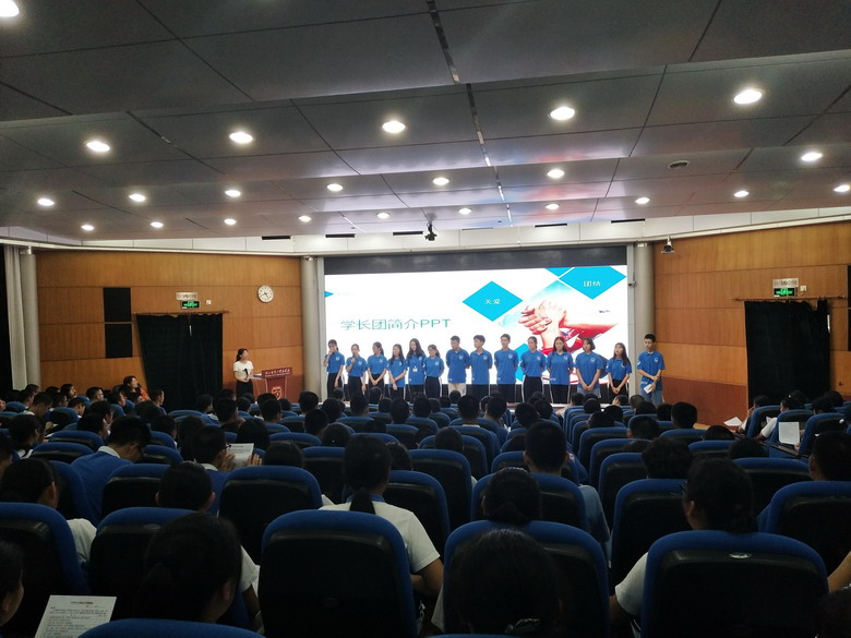 学长团与高一学子们面对面交流.jpg 学长团与高一学子们面对面交流.jpg