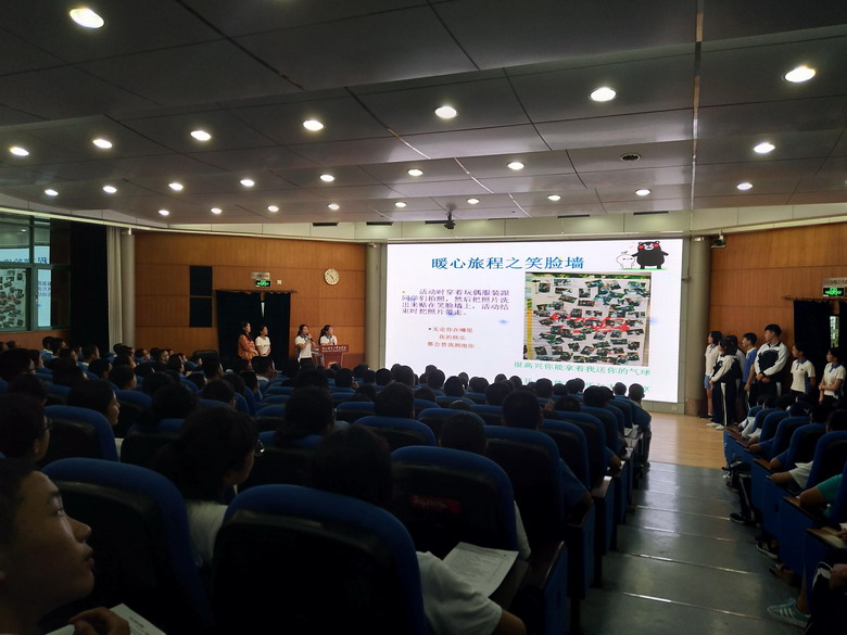 学生演讲.jpg 学生演讲.jpg