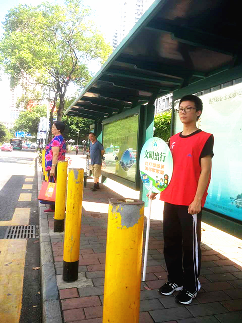 文明小卫士行动在公交站.JPG